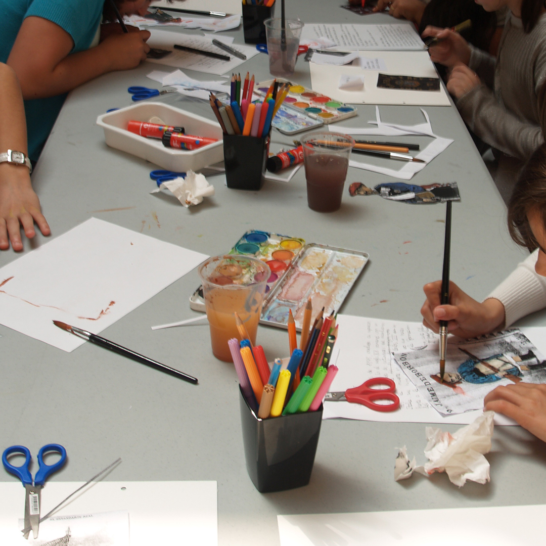 Escolares durante el transcurso de un taller